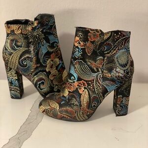 Embroidered Bamboo paisley floral bootie 6.5 gold